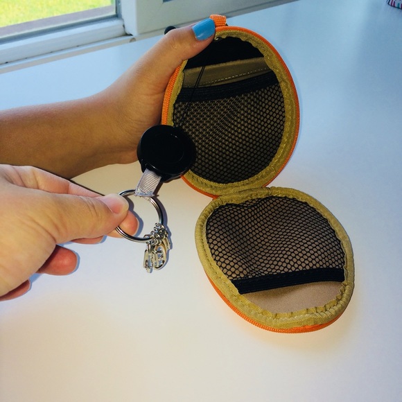 Earbud & Keyholder 🐞 ladybugs - Picture 5 of 7